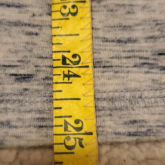 Women within gray top - Picture 7 of 7